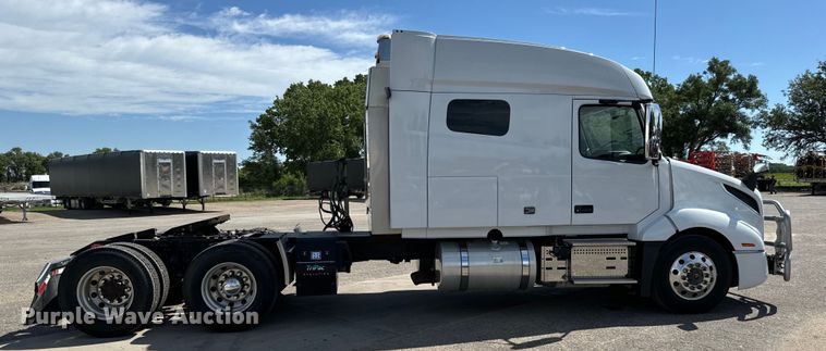 image for item NL9948 2020 Volvo  VNL semi truck