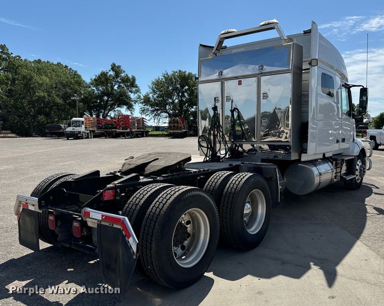 image for item NL9948 2020 Volvo  VNL semi truck