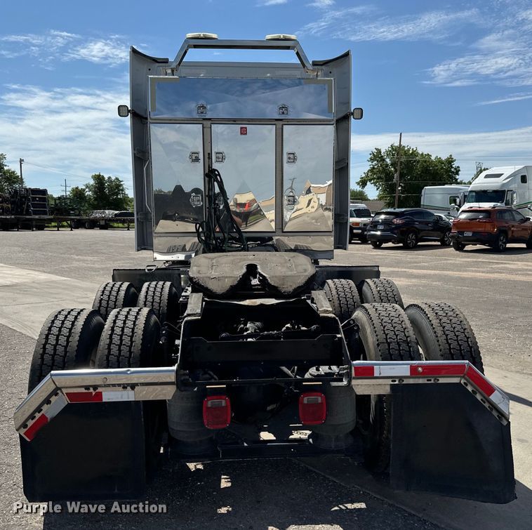 image for item NL9948 2020 Volvo  VNL semi truck