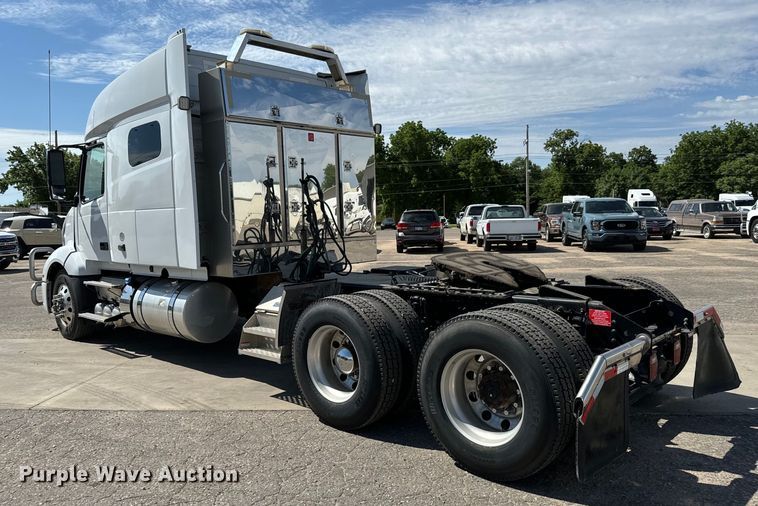 image for item NL9948 2020 Volvo  VNL semi truck