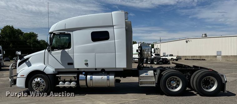 image for item NL9948 2020 Volvo  VNL semi truck