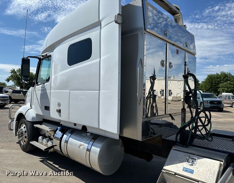 image for item NL9948 2020 Volvo  VNL semi truck