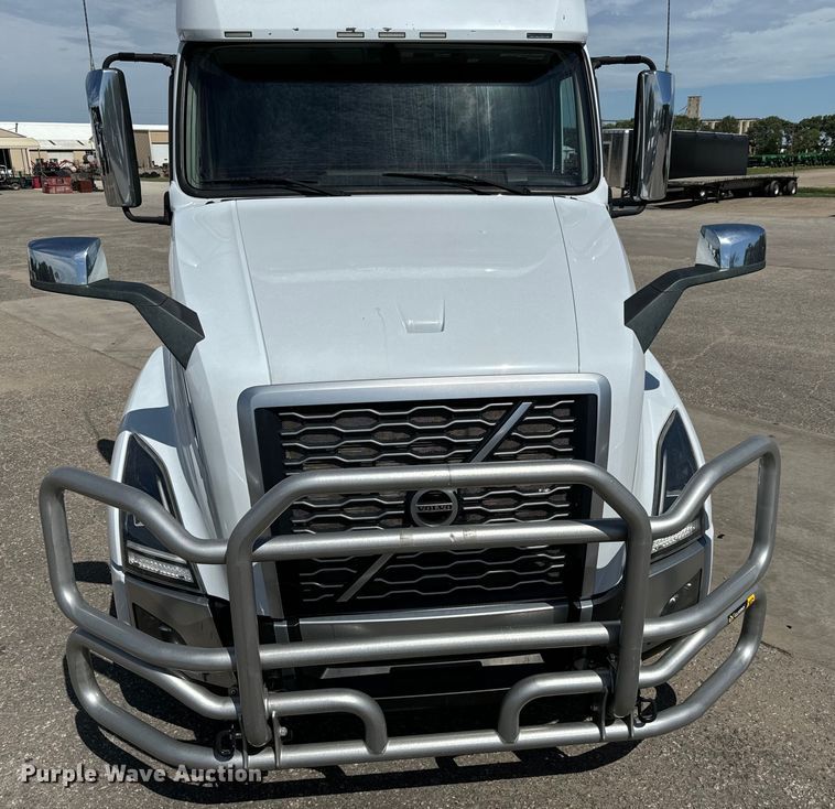 image for item NL9948 2020 Volvo  VNL semi truck