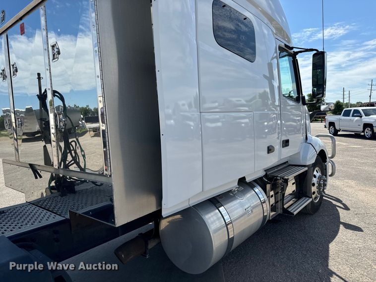 image for item NL9948 2020 Volvo  VNL semi truck