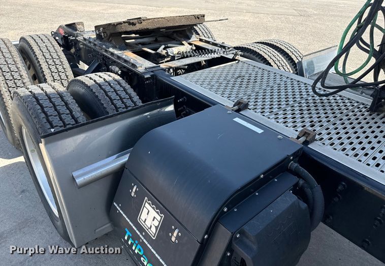 image for item NL9948 2020 Volvo  VNL semi truck