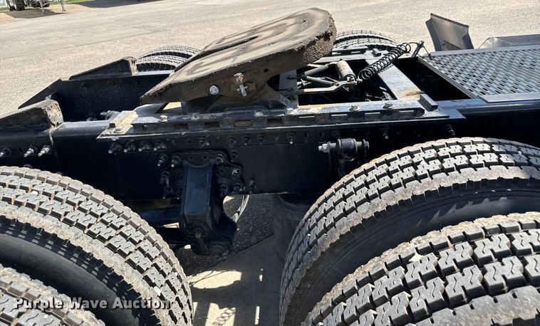 image for item NL9948 2020 Volvo  VNL semi truck