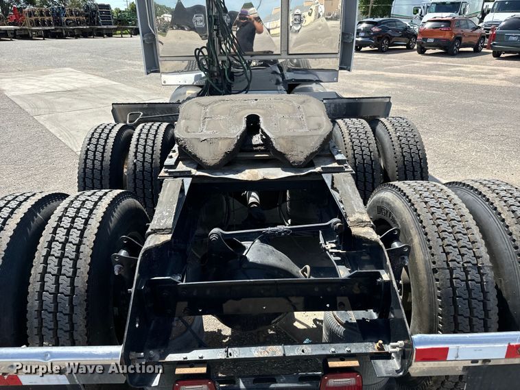 image for item NL9948 2020 Volvo  VNL semi truck