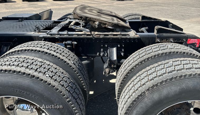 image for item NL9948 2020 Volvo  VNL semi truck