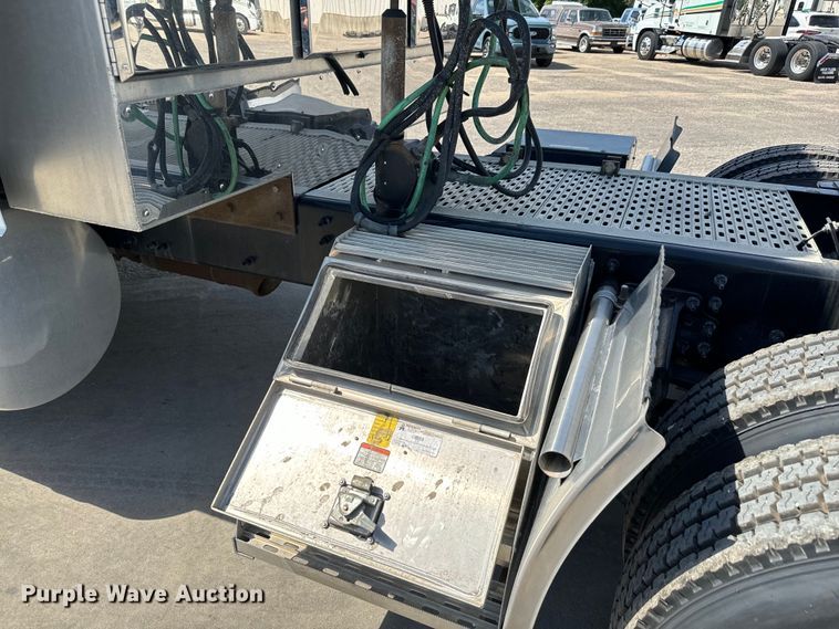 image for item NL9948 2020 Volvo  VNL semi truck