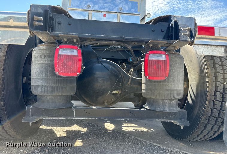 image for item NL9948 2020 Volvo  VNL semi truck