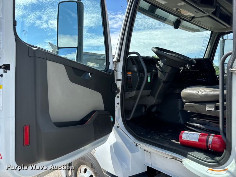 image for item NL9948 2020 Volvo  VNL semi truck