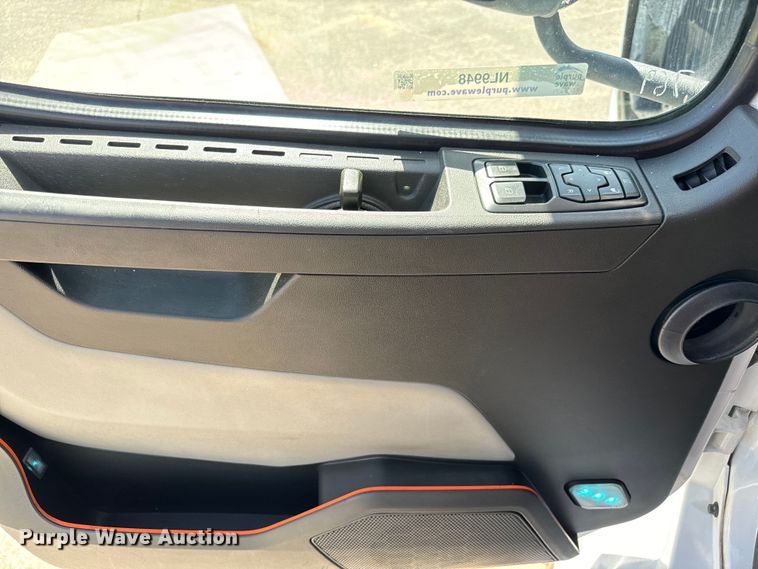 image for item NL9948 2020 Volvo  VNL semi truck