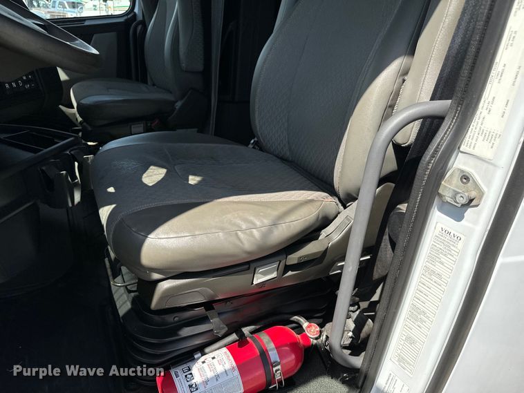 image for item NL9948 2020 Volvo  VNL semi truck