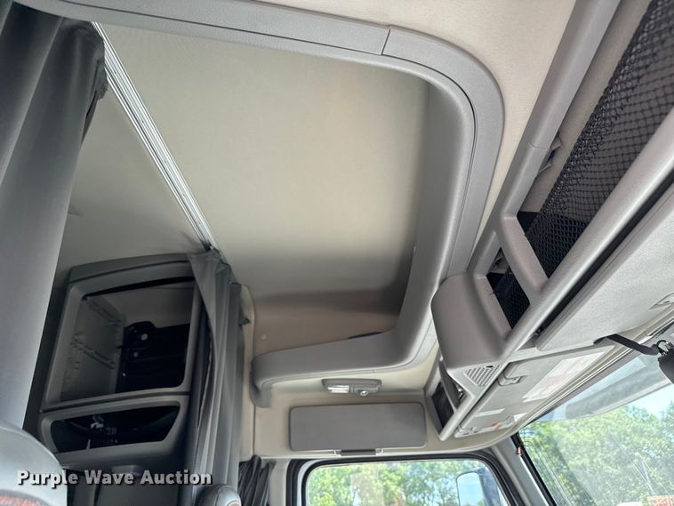 image for item NL9948 2020 Volvo  VNL semi truck