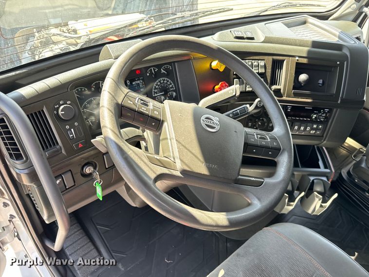 image for item NL9948 2020 Volvo  VNL semi truck