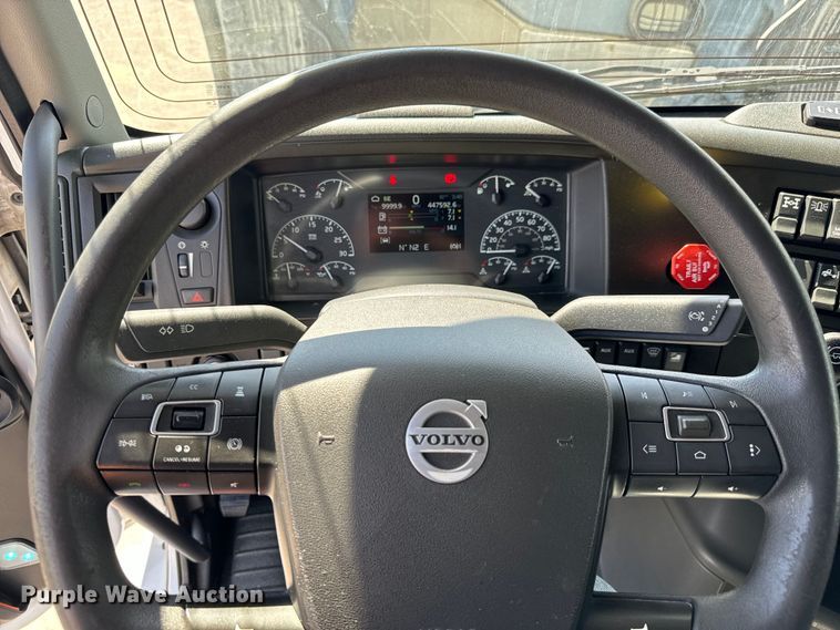 image for item NL9948 2020 Volvo  VNL semi truck