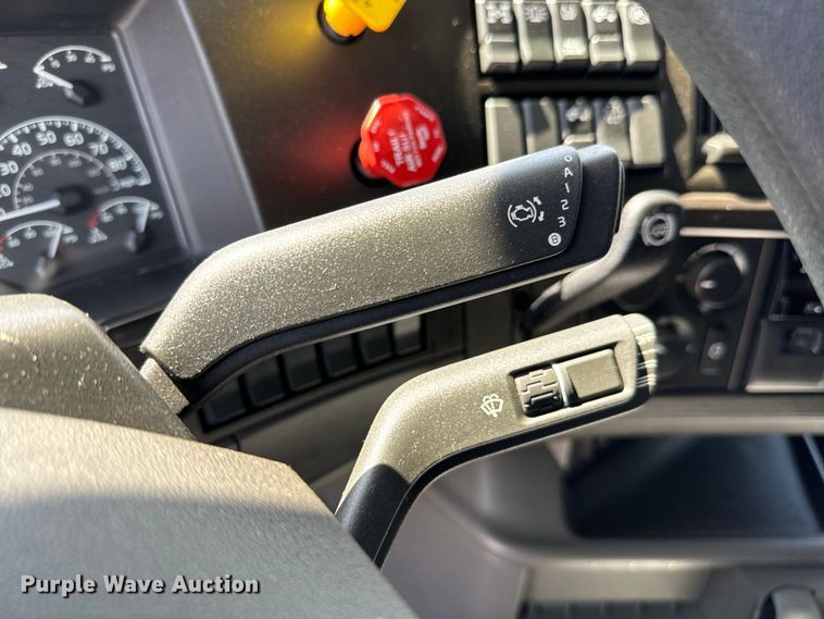 image for item NL9948 2020 Volvo  VNL semi truck