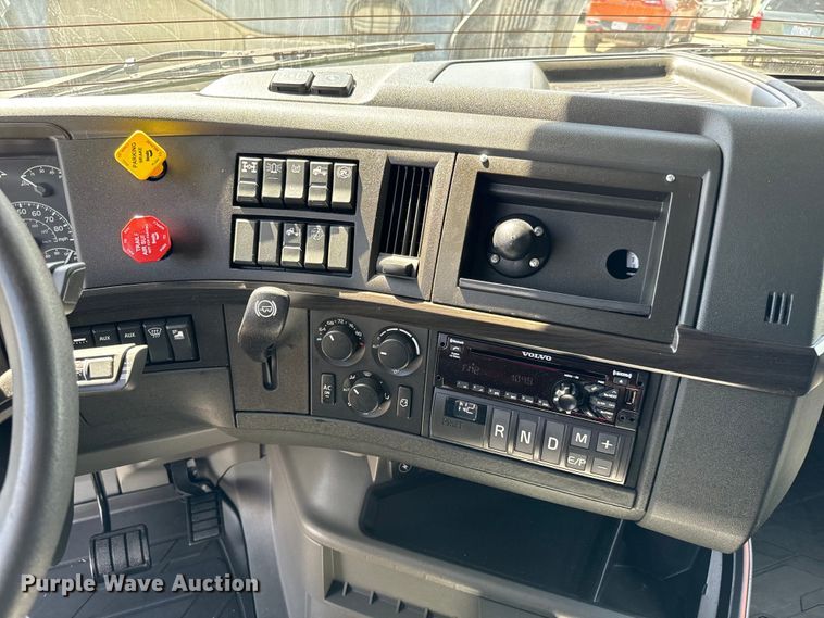 image for item NL9948 2020 Volvo  VNL semi truck