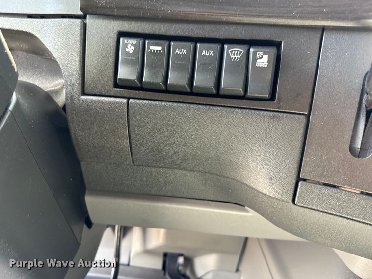 image for item NL9948 2020 Volvo  VNL semi truck