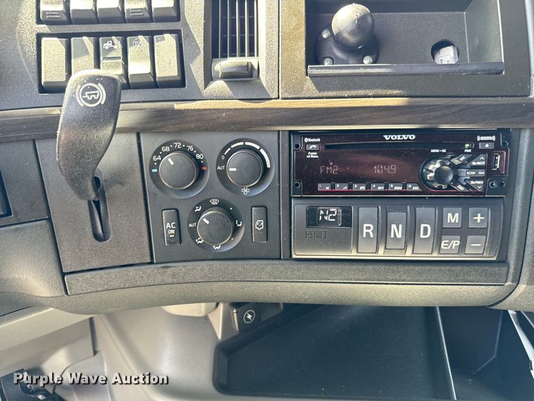 image for item NL9948 2020 Volvo  VNL semi truck