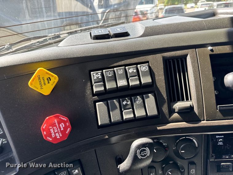 image for item NL9948 2020 Volvo  VNL semi truck