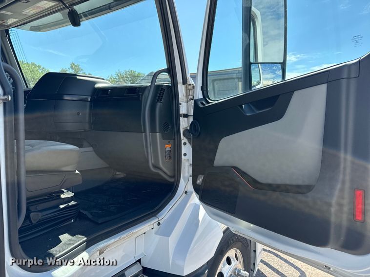 image for item NL9948 2020 Volvo  VNL semi truck