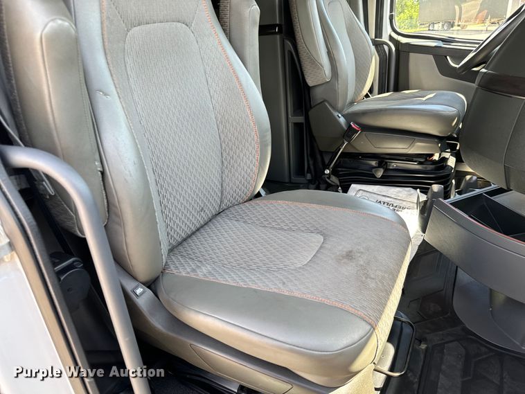 image for item NL9948 2020 Volvo  VNL semi truck