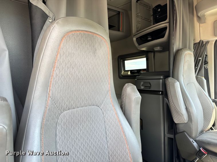 image for item NL9948 2020 Volvo  VNL semi truck