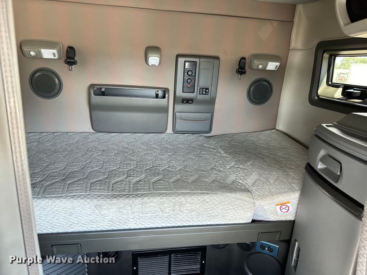 image for item NL9948 2020 Volvo  VNL semi truck