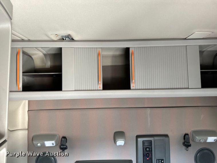 image for item NL9948 2020 Volvo  VNL semi truck