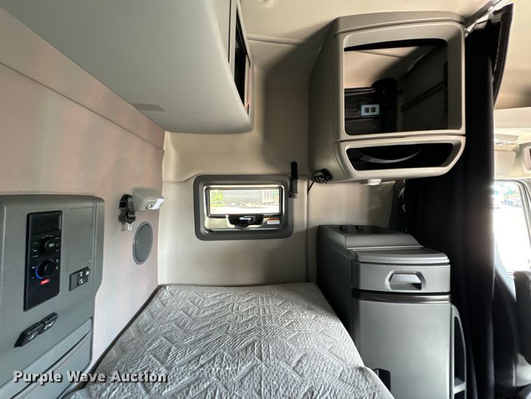 image for item NL9948 2020 Volvo  VNL semi truck