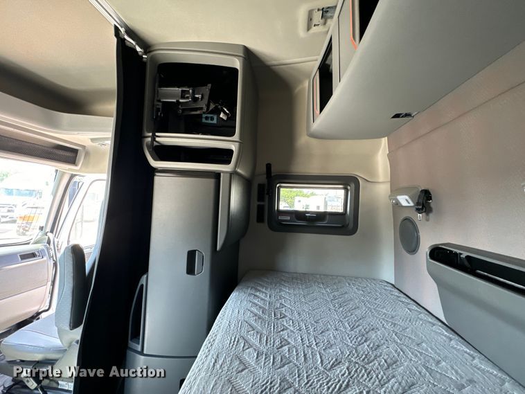 image for item NL9948 2020 Volvo  VNL semi truck