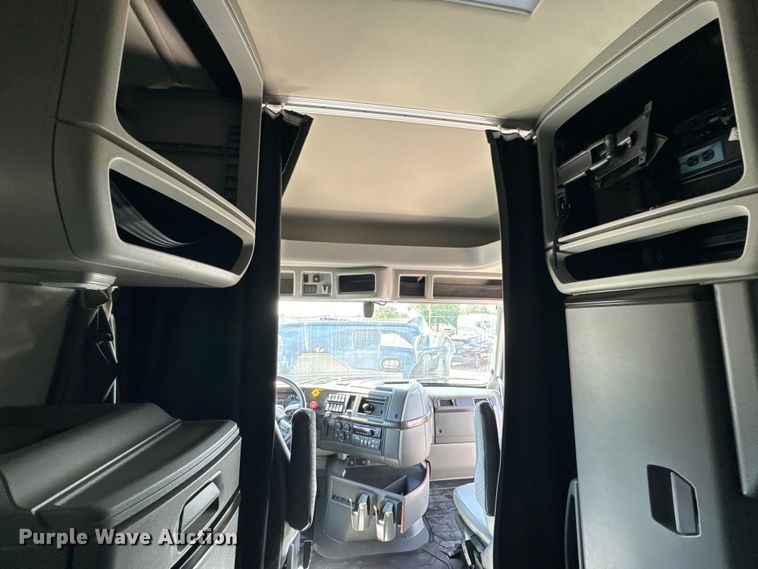 image for item NL9948 2020 Volvo  VNL semi truck