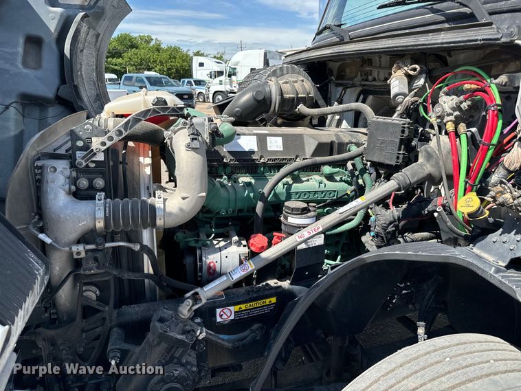 image for item NL9948 2020 Volvo  VNL semi truck