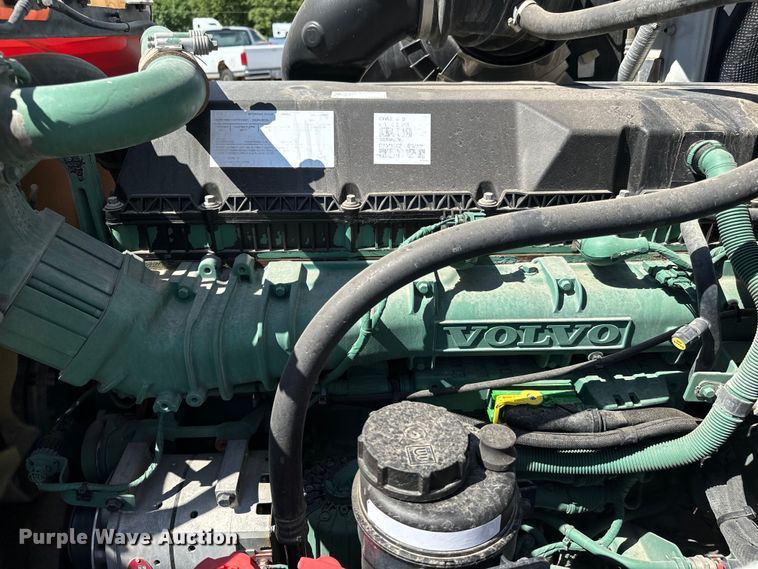 image for item NL9948 2020 Volvo  VNL semi truck