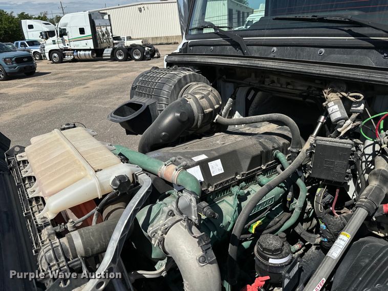 image for item NL9948 2020 Volvo  VNL semi truck