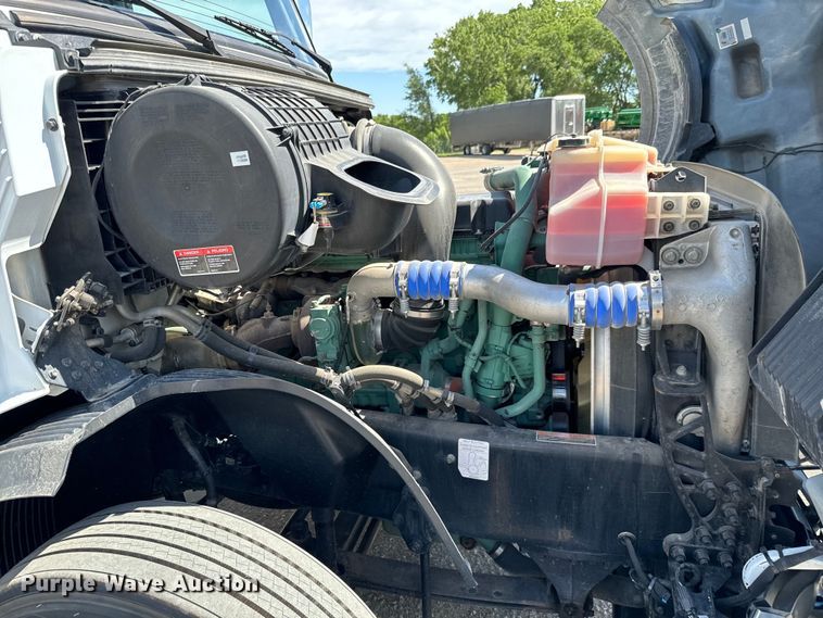 image for item NL9948 2020 Volvo  VNL semi truck