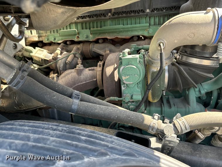 image for item NL9948 2020 Volvo  VNL semi truck