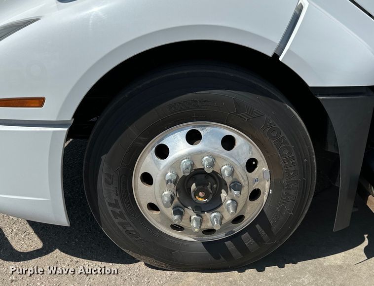 image for item NL9948 2020 Volvo  VNL semi truck