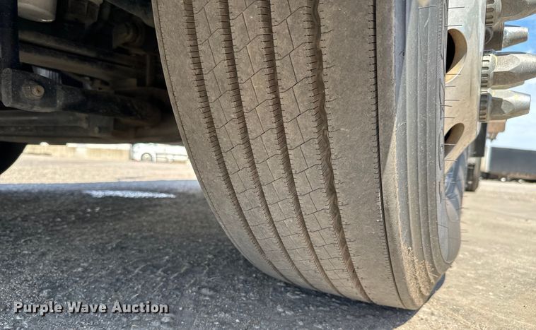 image for item NL9948 2020 Volvo  VNL semi truck