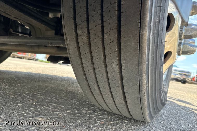 image for item NL9948 2020 Volvo  VNL semi truck