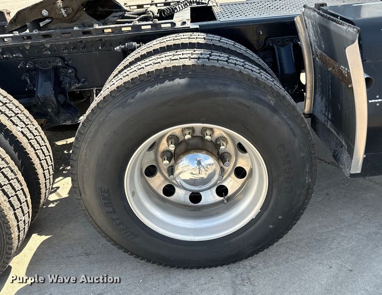 image for item NL9948 2020 Volvo  VNL semi truck