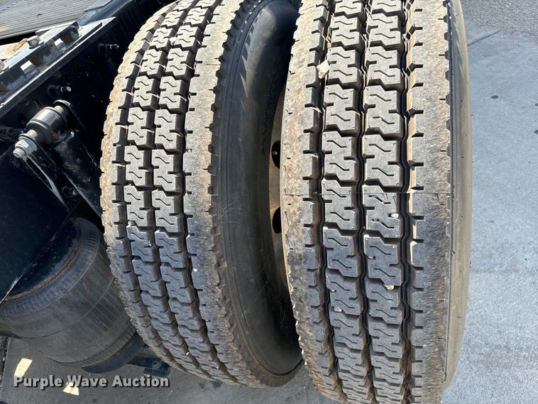 image for item NL9948 2020 Volvo  VNL semi truck