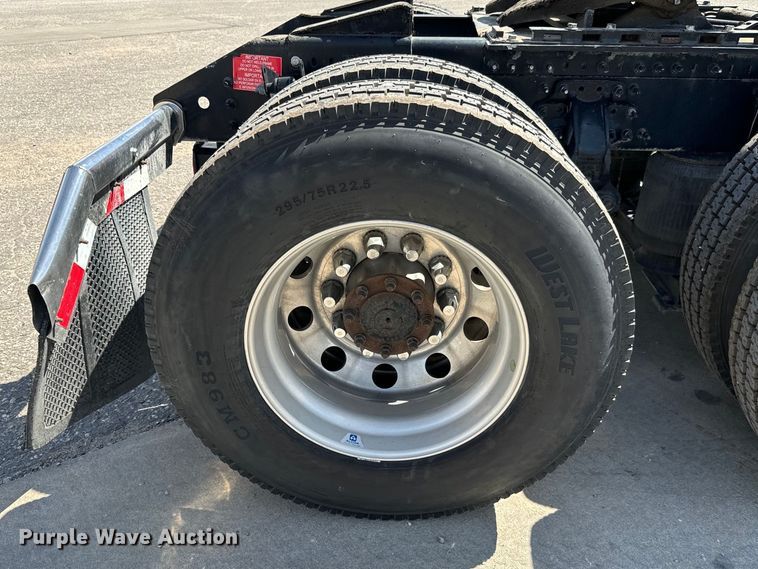 image for item NL9948 2020 Volvo  VNL semi truck