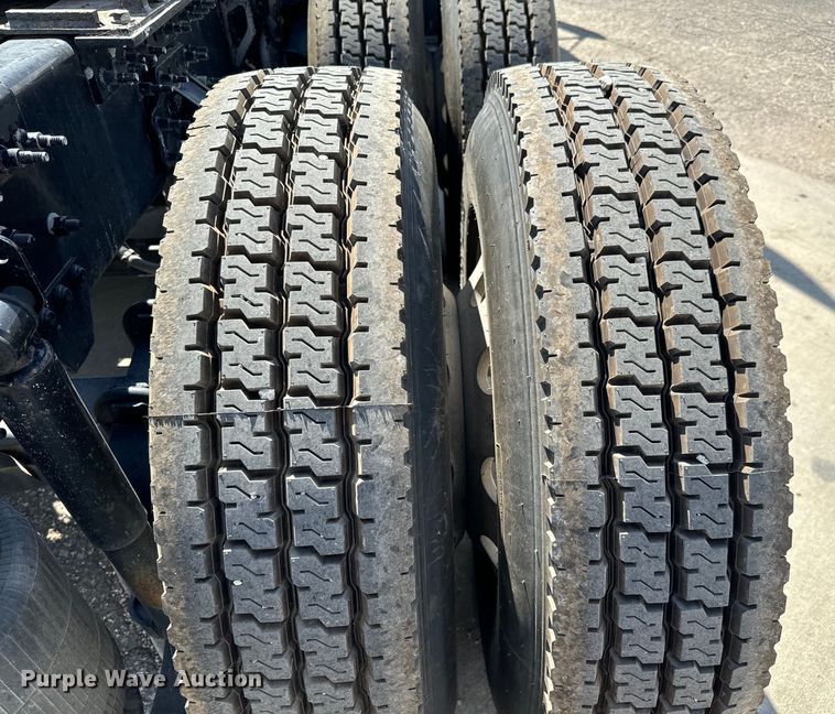 image for item NL9948 2020 Volvo  VNL semi truck