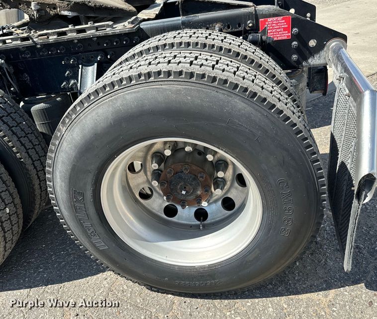 image for item NL9948 2020 Volvo  VNL semi truck