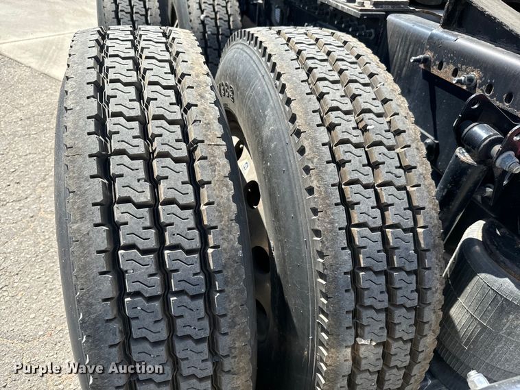 image for item NL9948 2020 Volvo  VNL semi truck