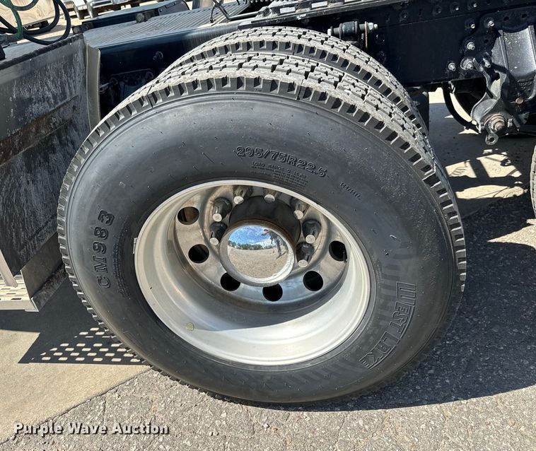 image for item NL9948 2020 Volvo  VNL semi truck