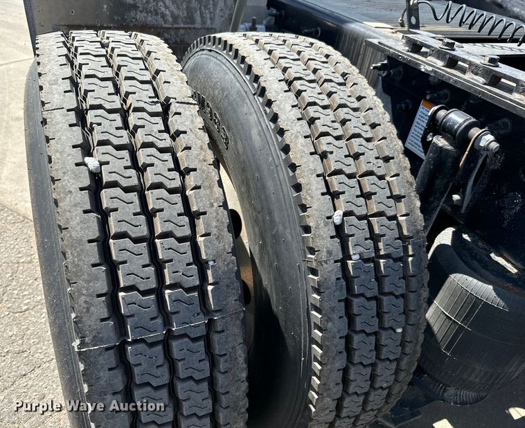 image for item NL9948 2020 Volvo  VNL semi truck