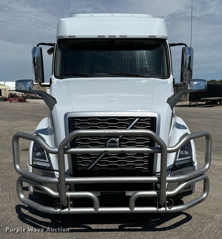 image for item NL9949 2021 Volvo VNL semi truck